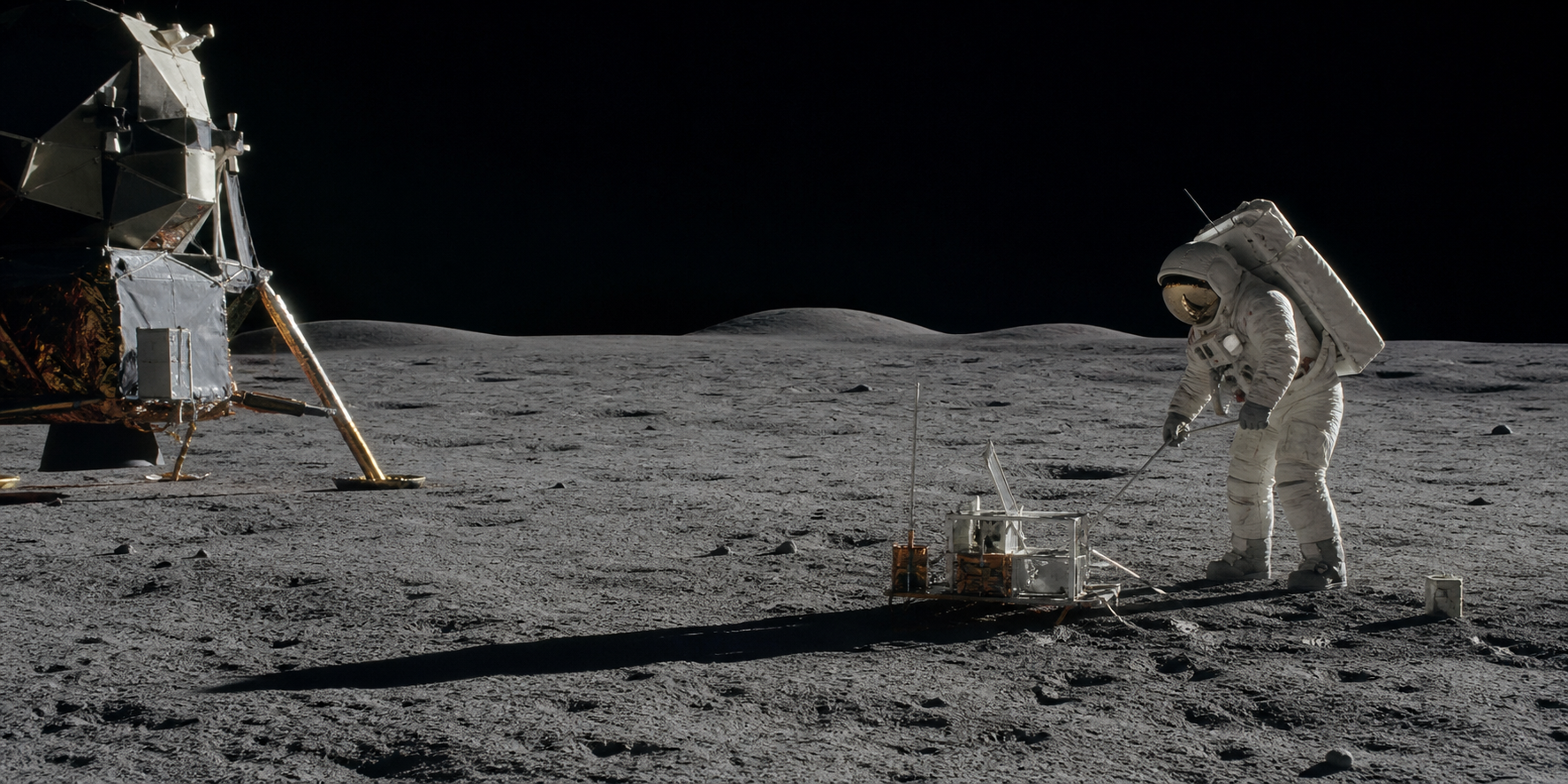 Astronauta Apollo prowadzący operacje EVA obok lądownika